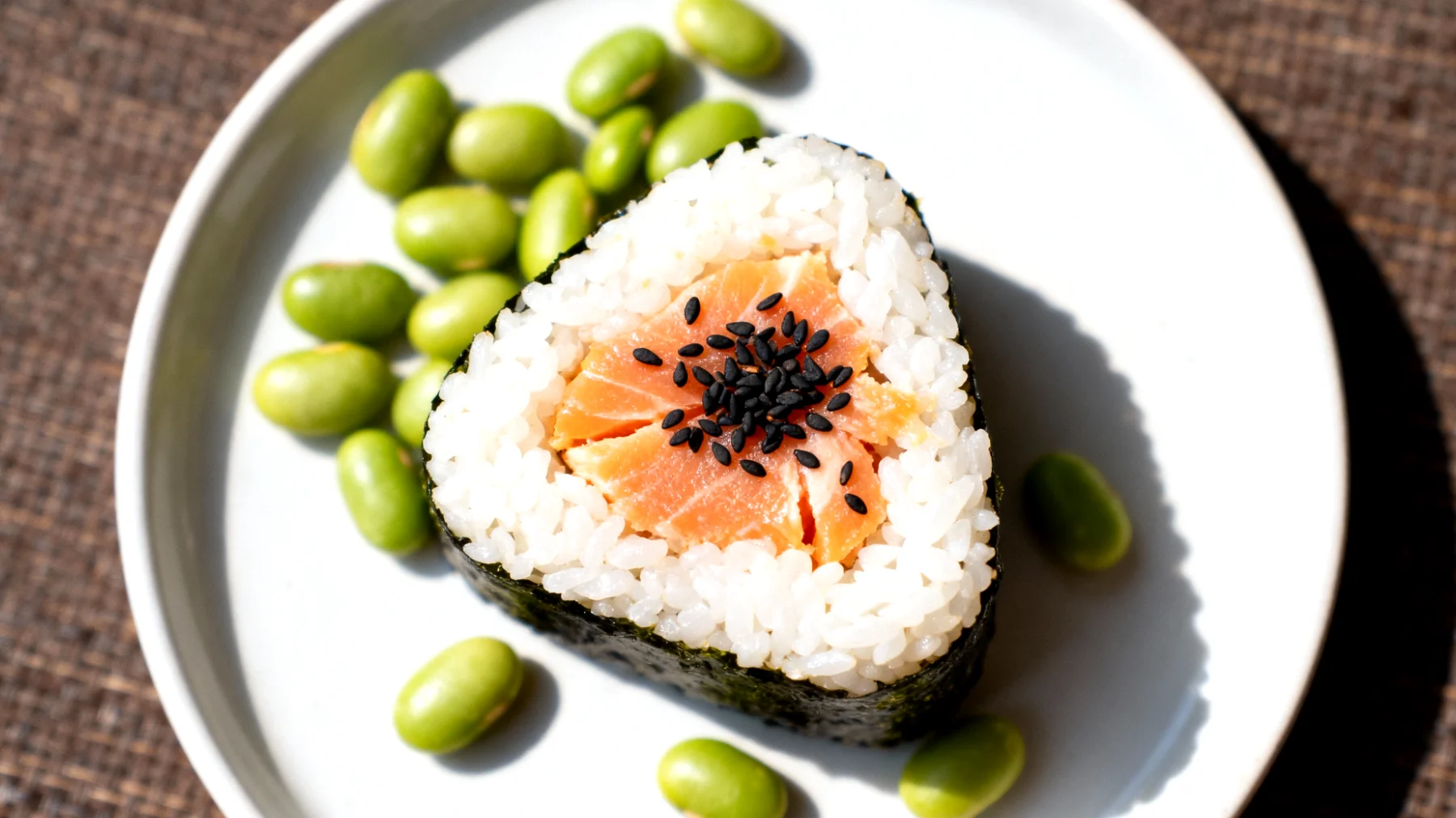Onigiri con salmone, edamame e semi di sesamo"