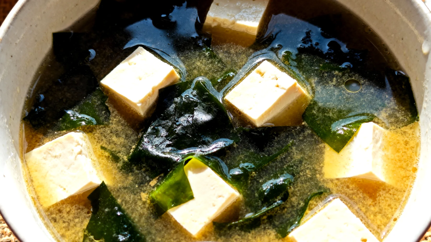Zuppa di miso con alghe wakame e tofu"