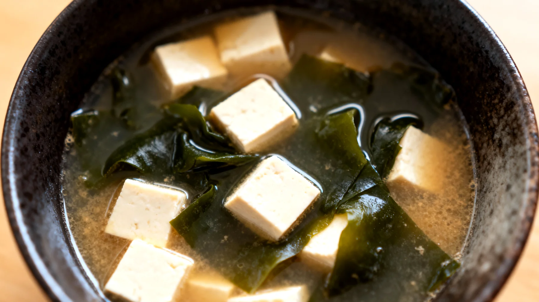 Zuppa di miso con tofu e alghe wakame"