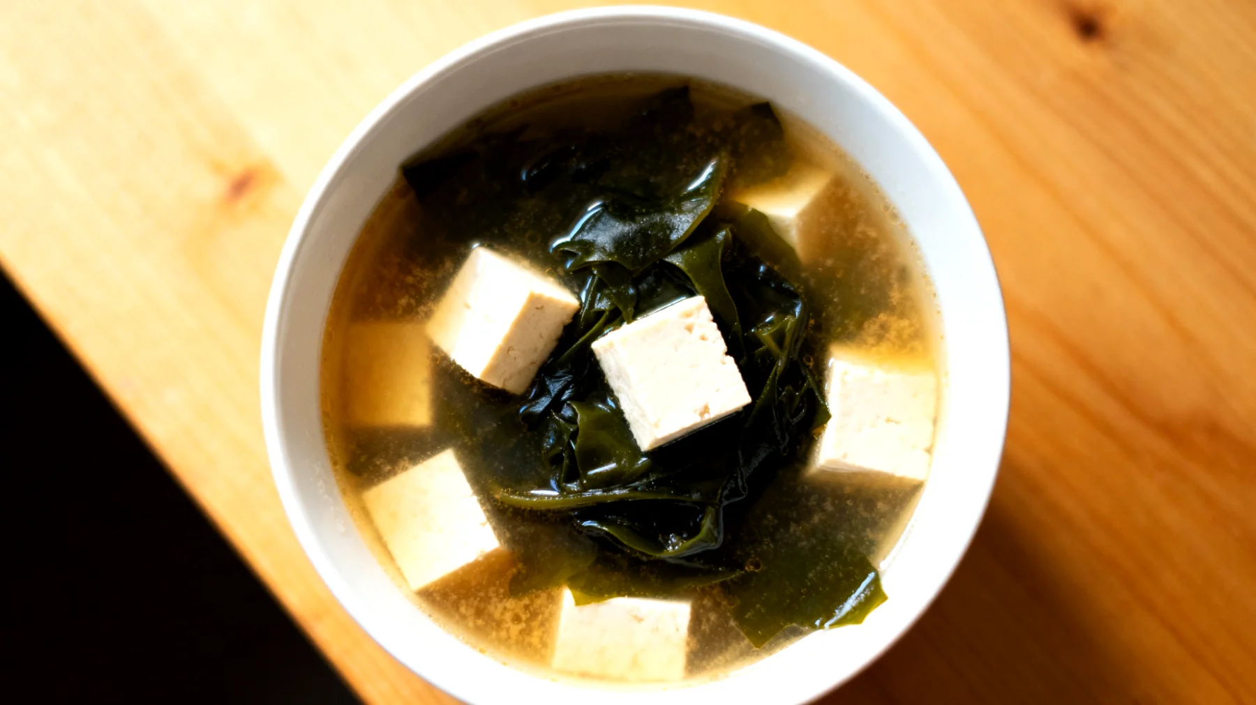 Zuppa di miso con alghe wakame e tofu"